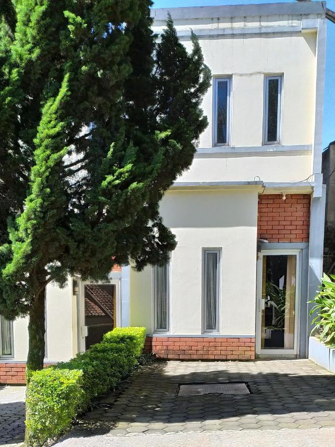 Villa Beverly Lembang Esterno foto
